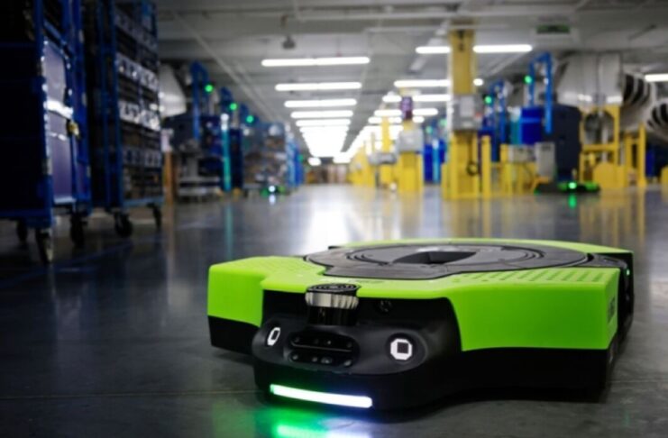 Nei centri Amazon i robot AI aumentano, i dipendenti calano - macitynet.it