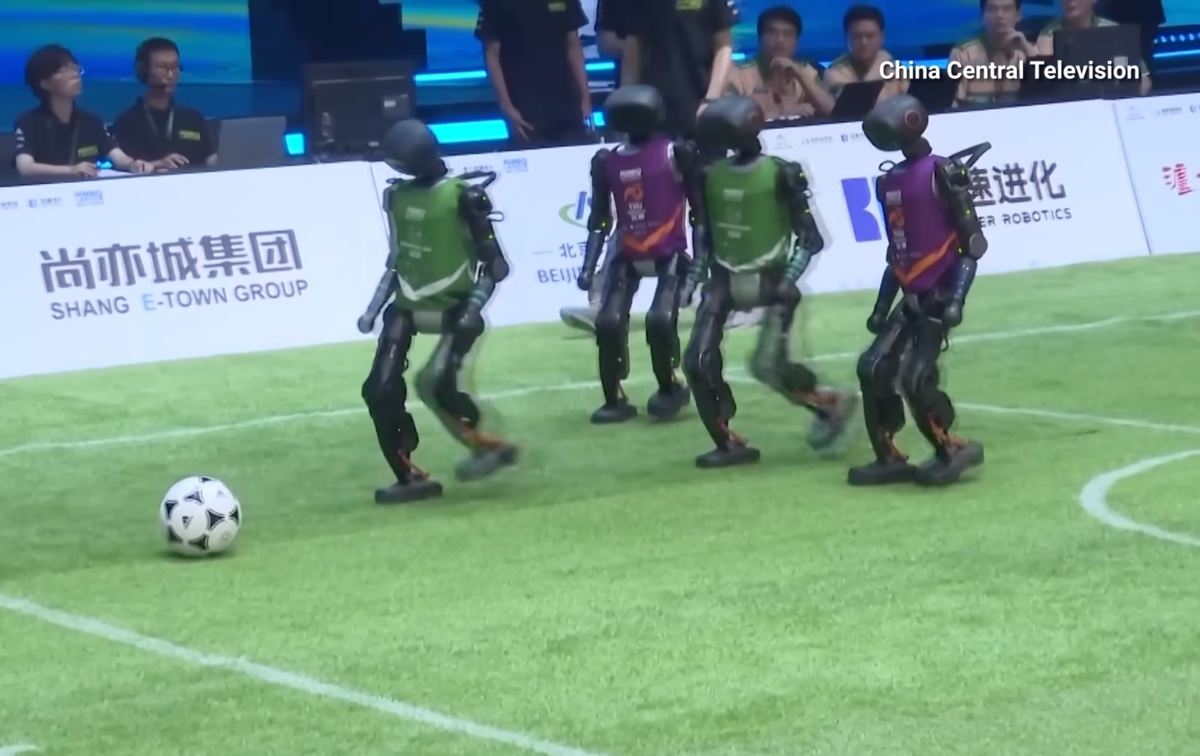 In Cina la prima partita di calcio tra robot umanoidi autonomi - macitynet.it