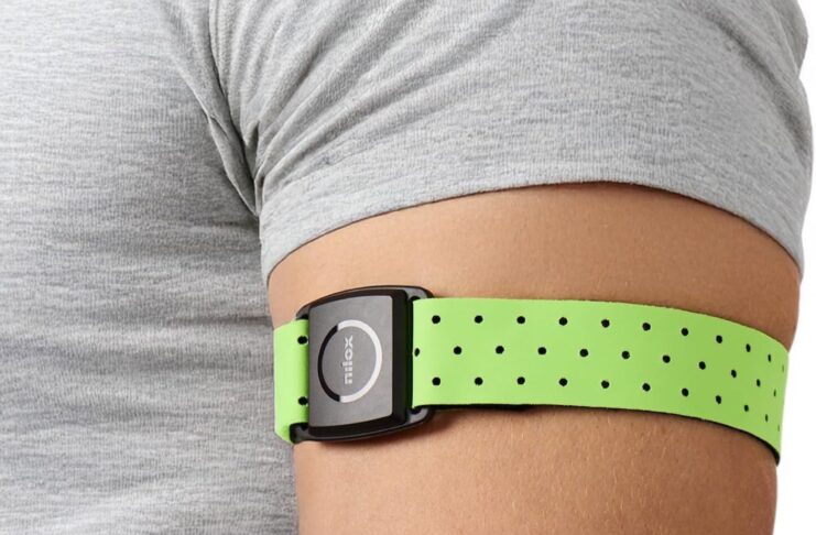 Nilox HRM Smart Armband, cardiofrequenzimetro da braccio con LED per monitoraggio in tempo reale - macitynet.it