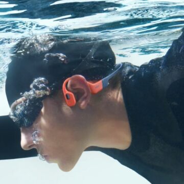 Shokz OpenSwim Pro, le cuffie per allenarsi anche in mare - macitynet.it