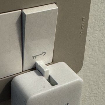 Recensione SwitchBot Bot, attiva cancelli, garage e interruttori senza l’intervento dell’elettricista - macitynet.it