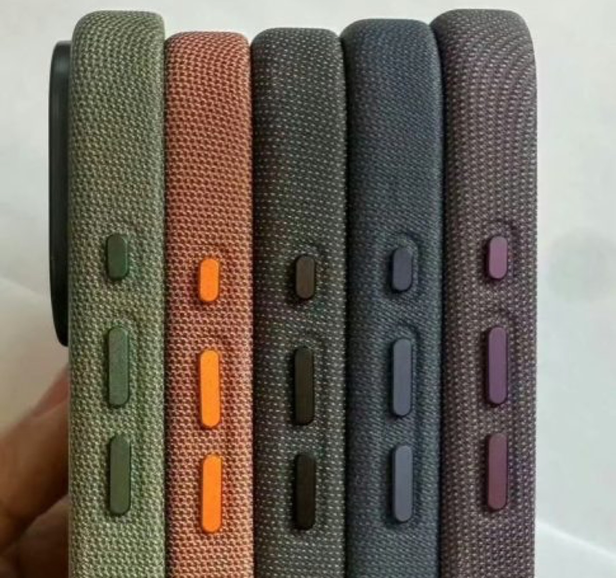Per iPhone 17 previste le cover Apple TechWoven con laccio a tracolla - macitynet.it