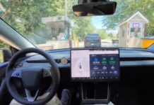 Tesla sembra senziente e viva, il video al casello di pedaggio Tesla sembra senziente e viva, il video al casello di pedaggio - macitynet.it