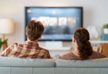 Canali gratis in TV già da stasera: ecco come vederli con un semplice passaggio Coppia guarda la tv