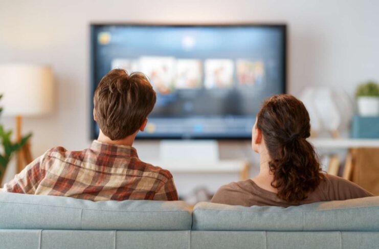Coppia guarda la tv