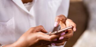 Donna con smartphone