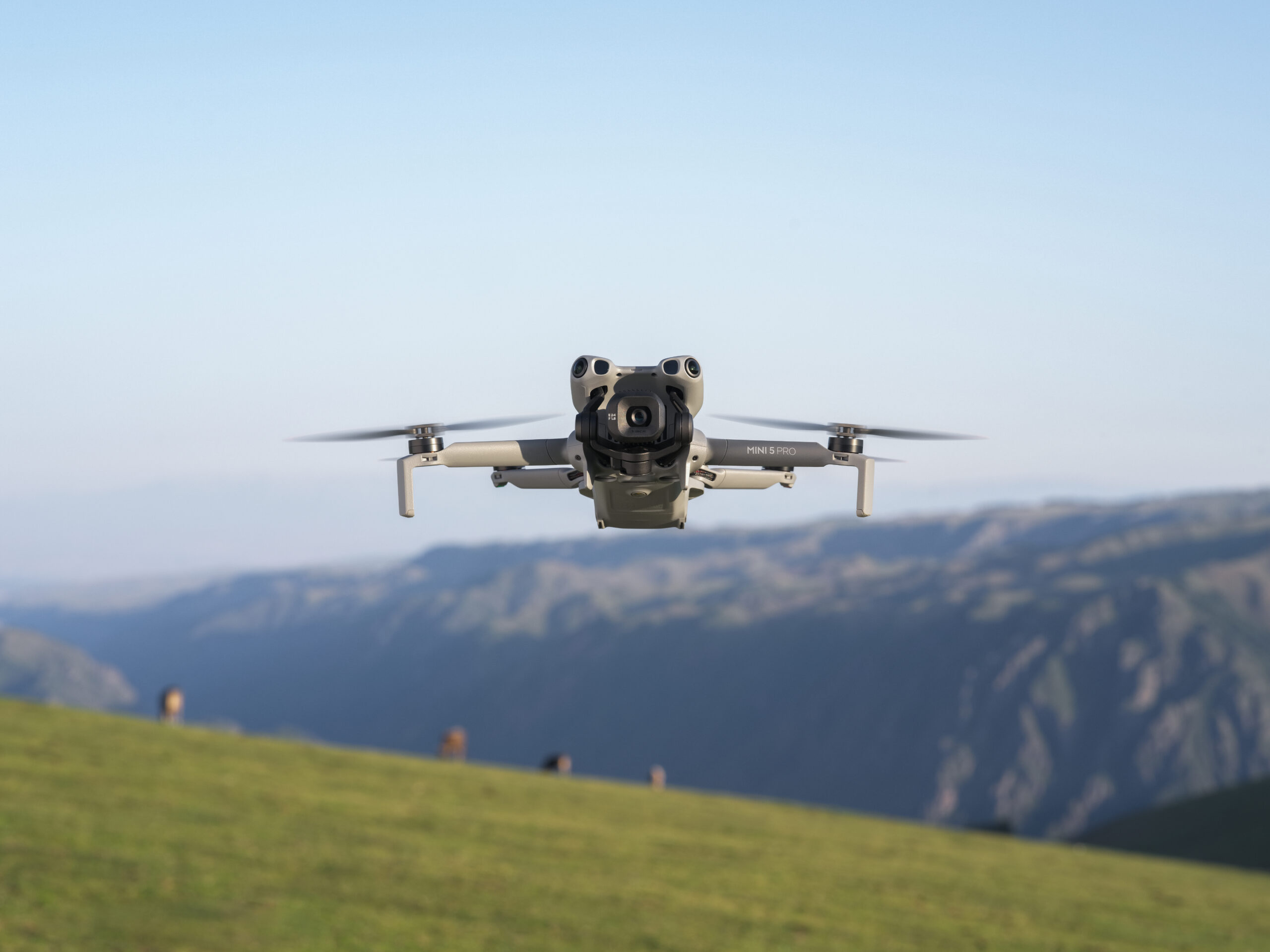 DJI Mini 5 Pro è il nuovo il mini drone che vuole ridefinire volo e fotografia tascabile - macitynet.it