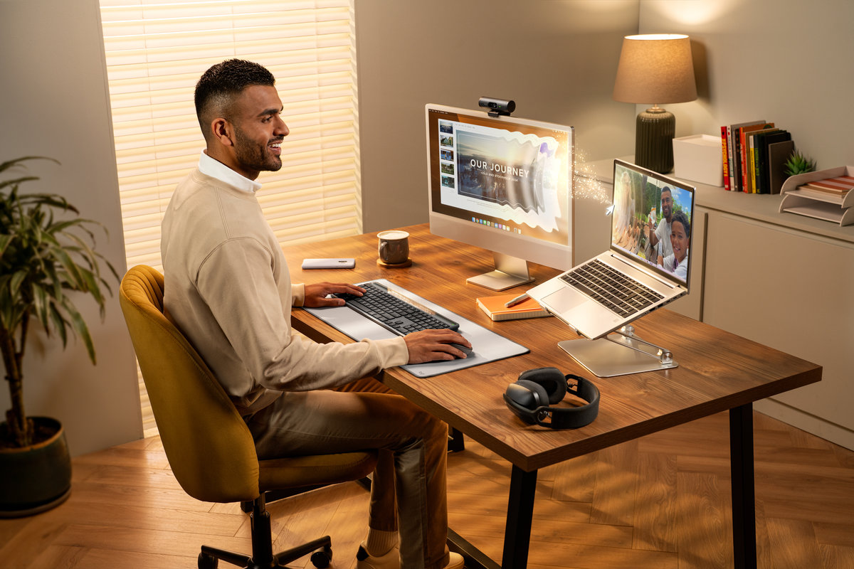 Con Logitech Signature Slim Solar K980 niente fili e niente ricarica - macitynet.it Con Logitech Signature Slim Solar K980 niente fili e niente ricarica - macitynet.it