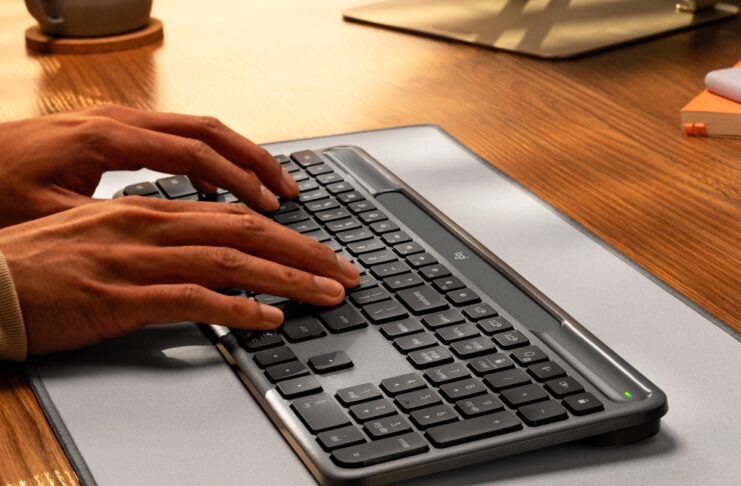 Con Logitech Signature Slim Solar K980 niente fili e niente ricarica per sempre - macitynet.it