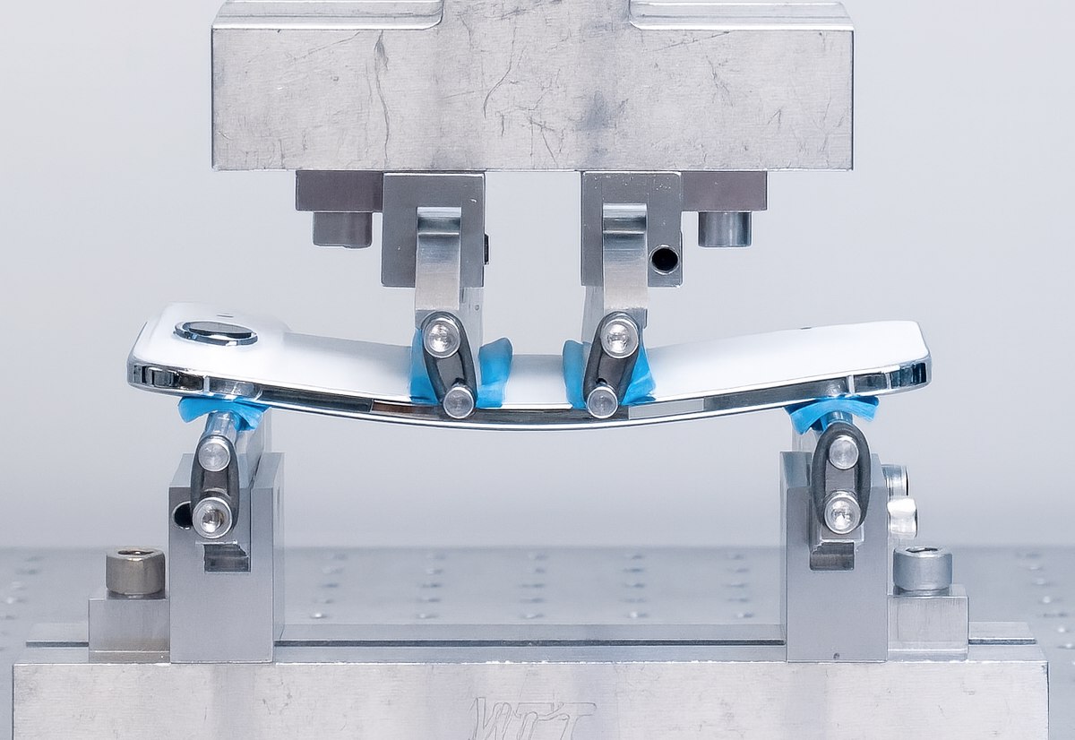 Resistenza iPhone Air, anche Apple ha provato a distruggerlo - macitynet.it Resistenza iPhone Air, anche Apple ha provato a distruggerlo - macitynet.it