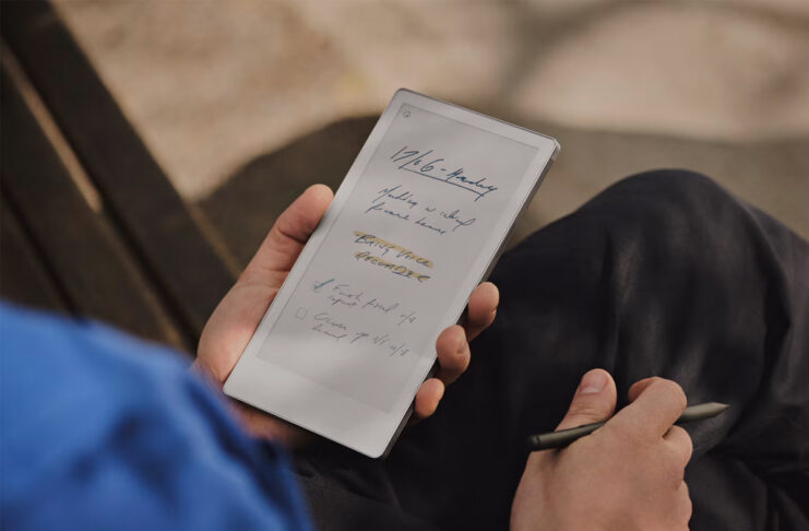 Altro che iPhone, la sorpresa di fine estate è ReMarkable Paper Pro Move, il tablet eInk che sta in tasca - macitynet.it