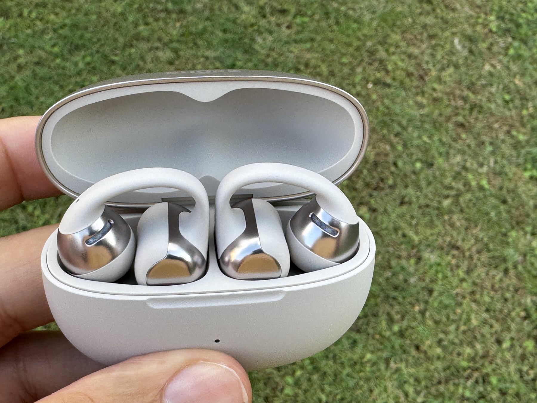 Shokz OpenDots, auricolari open-ear che non sentite ma che si fanno sentire - macitynet.it Shokz OpenDots, auricolari open-ear che non sentite ma che si fanno sentire - macitynet.it