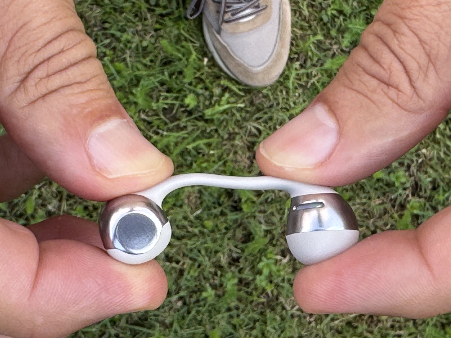 Shokz OpenDots, auricolari open-ear che non sentite ma che si fanno sentire - macitynet.it Shokz OpenDots, auricolari open-ear che non sentite ma che si fanno sentire - macitynet.it