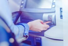 Card Trapping, l’ultima truffa che spaventa l’Italia: tu prelevi all’ATM e loro ti svuotano il conto Card Trapping, l'ultima truffa che spaventa l'Italia