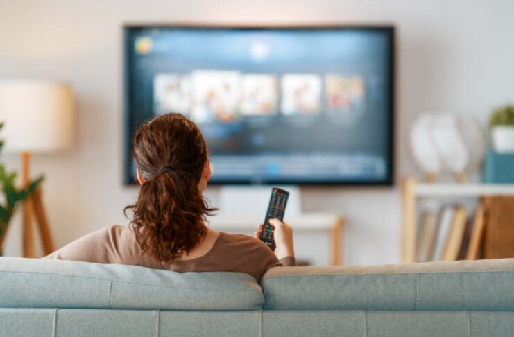 Donna guarda tv