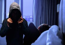 “C’è un intruso in casa”, l’ultimo trend sui social spaventa le famiglie: come difendersi C'è un intruso in casa