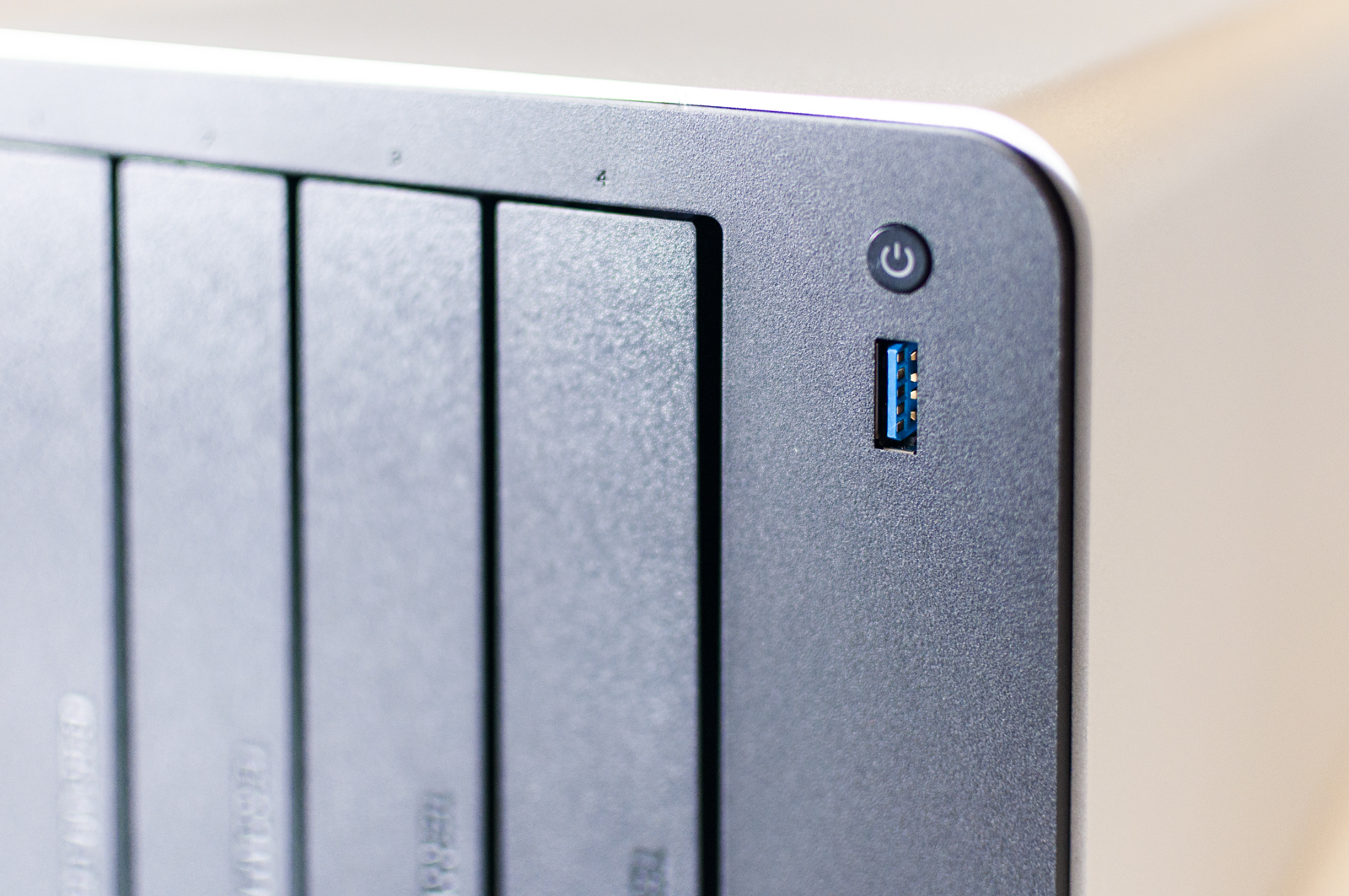 Dettaglio frontale TerraMaster F4-425 Plus Dettaglio frontale TerraMaster F4-425 Plus