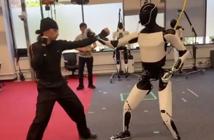 Tesla Optimus impara il Kung Fu, poi prenderà la patente - macitynet.it