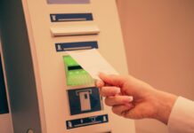 Bancomat, basta stampare la ricevuta dopo il pagamento e parte la truffa: colpite anche le città italiane Bancomat, basta stampare la ricevuta dopo il pagamento e parte la truffa