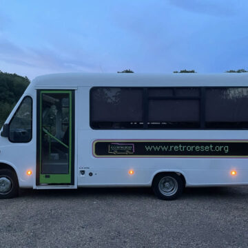 Un vecchio scuolabus convertito in museo di retro computing itinerante - macitynet.it