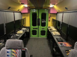 Un vecchio scuolabus convertito in museo di retro computing itinerante - macitynet.it