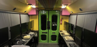 Un vecchio scuolabus convertito in museo di retro computing itinerante - macitynet.it