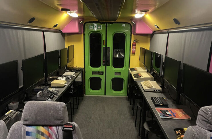 Un vecchio scuolabus convertito in museo di retro computing itinerante - macitynet.it