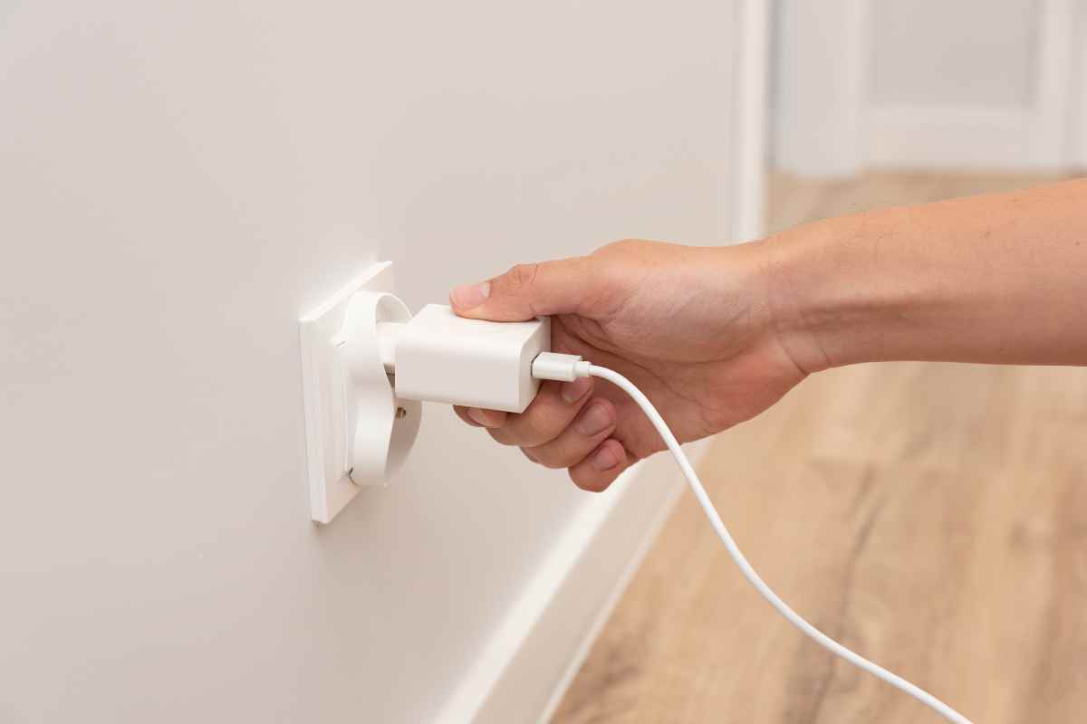 Lasciare il caricabatterie nella presa è più pericoloso di quanto pensi: i rischi nascosti che pochi conoscono perché non si deve lasciare il caricabatteria nelle prese