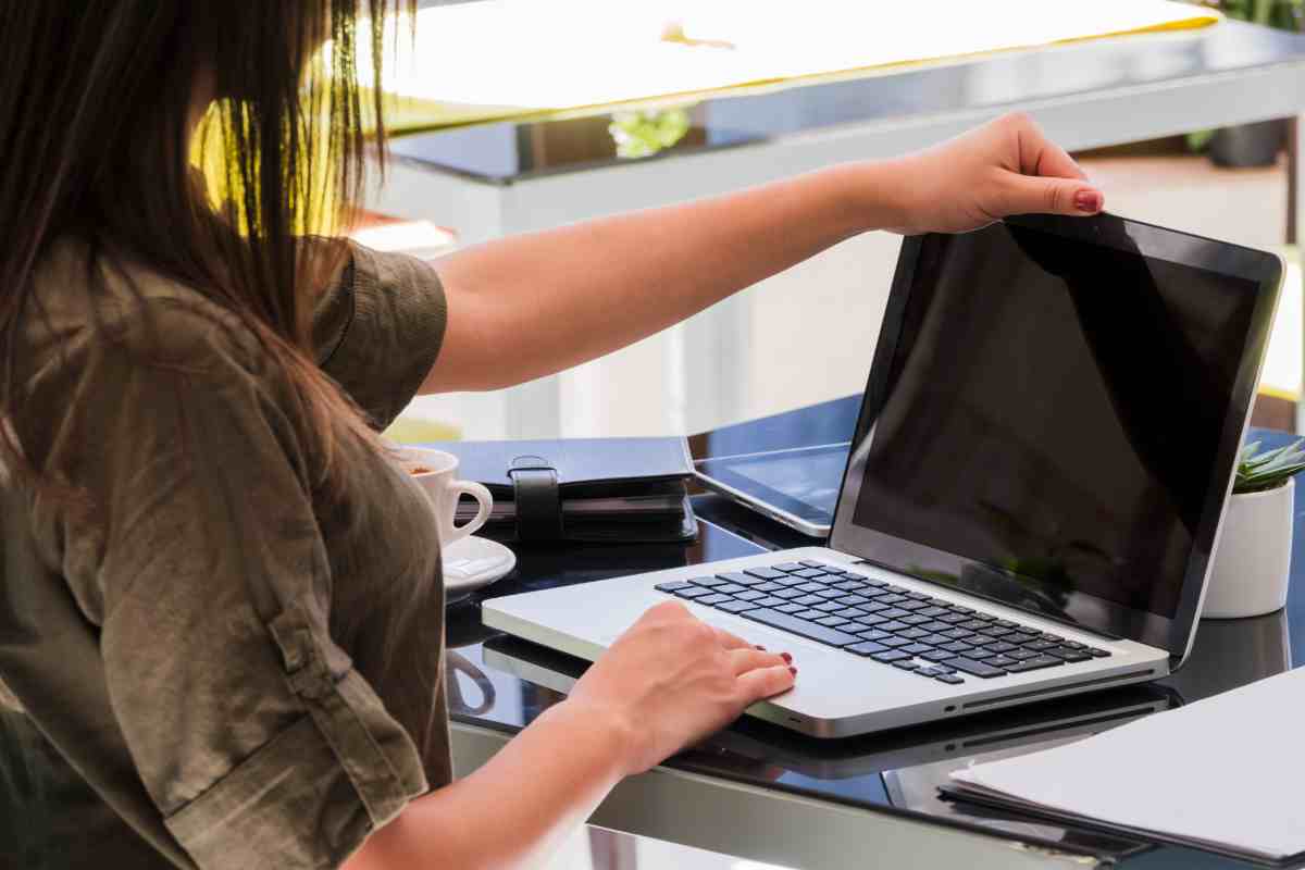 donna con il computer Se il tuo computer è lento