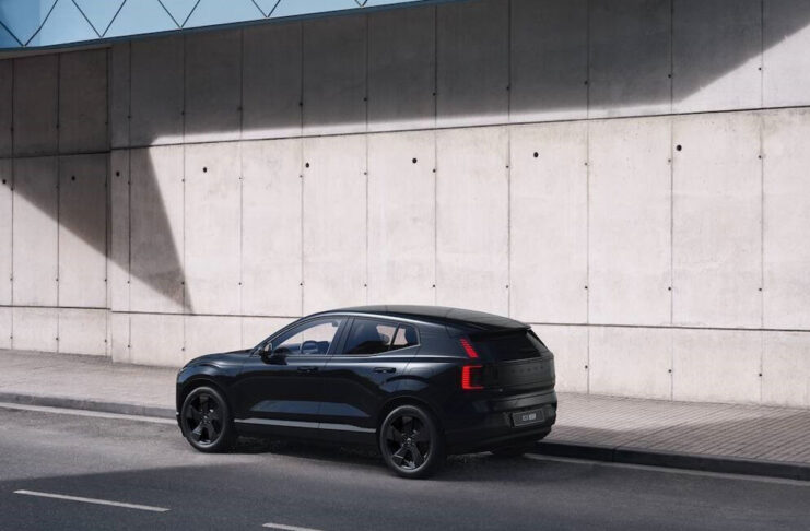 Volvo Cars lancia Volvo EX30 Black Edition - macitynet.it