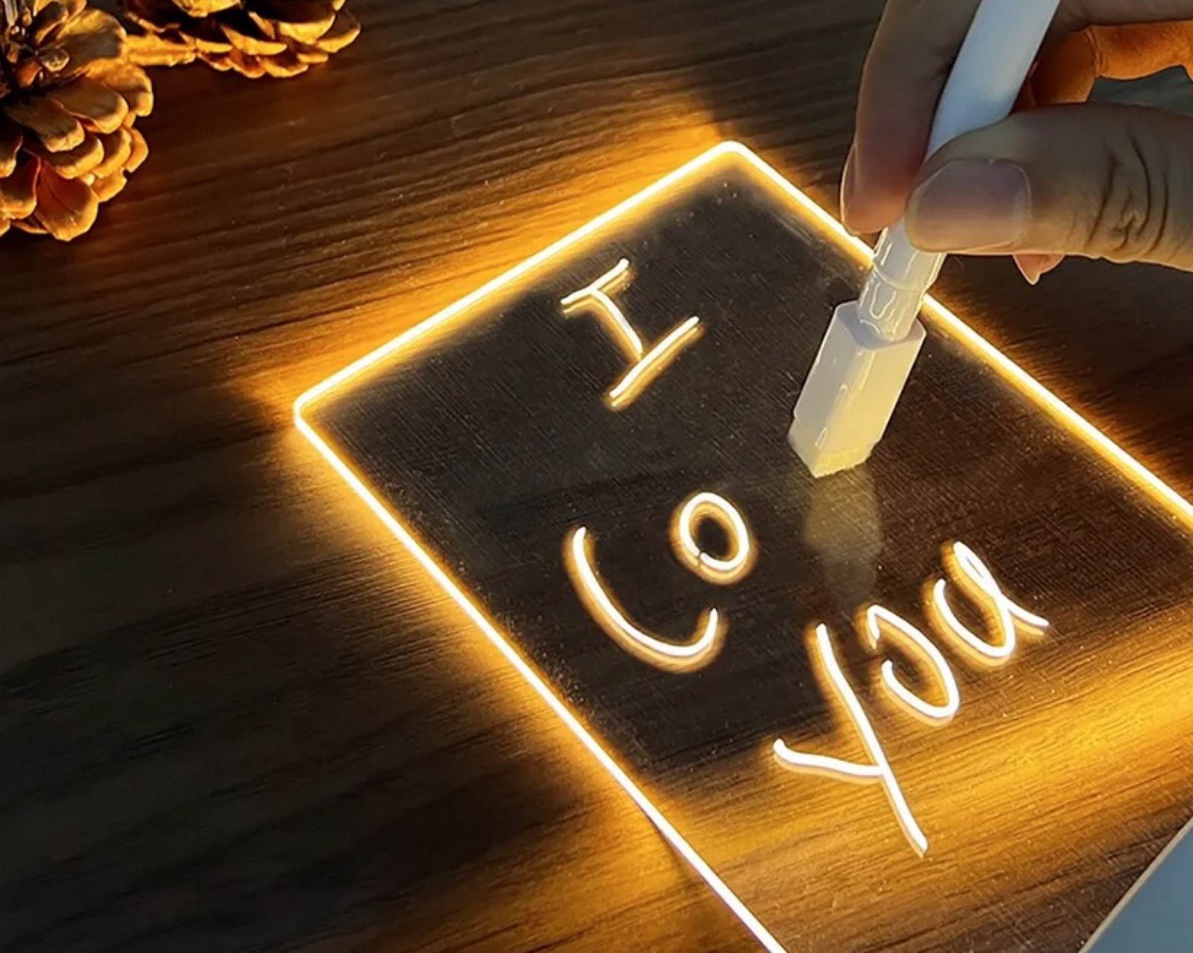 Lampada magica da scrivere: fate brillare i vostri disegni con solo 1 € - macitynet.it Lampada magica da scrivere: fate brillare i vostri disegni con solo 1 € - macitynet.it