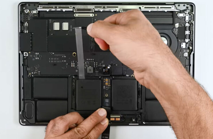 MacBook Pro M5 smontaggio batteria