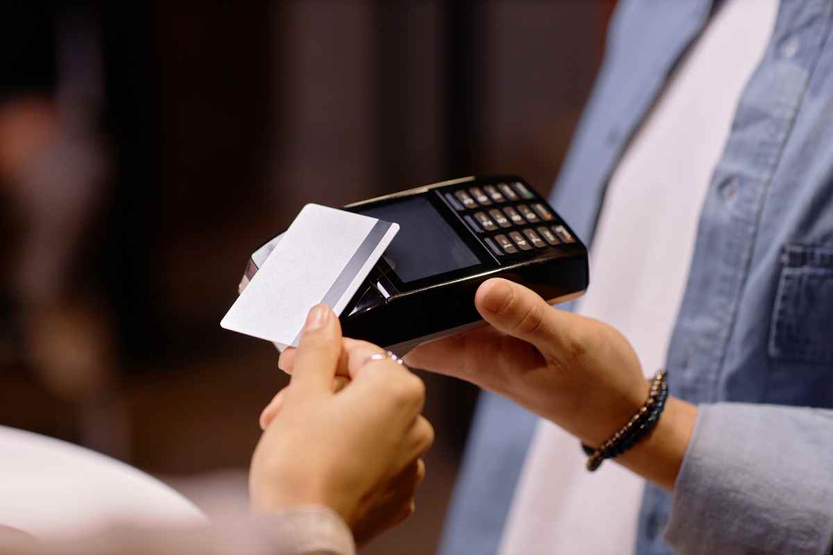 Dopo il pagamento in negozio arriva l’addebito inatteso: lo skimming dilaga ma c’è un sistema pagamento pos skimming come funziona