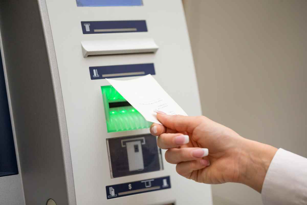 Truffa bancomat, un nuovo trucco mette a rischio i conti di tutta Italia: attenzione agli scontrini lasciati in giro attenzione scontrino bancomat