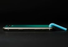 Il trucco della cannuccia è un vero salva vita per il tuo smartphone: tutti lo stanno provando trucco della cannuccia, salva vita per il tuo smartphone