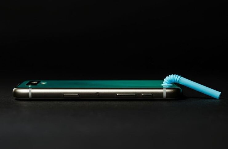 trucco della cannuccia, salva vita per il tuo smartphone