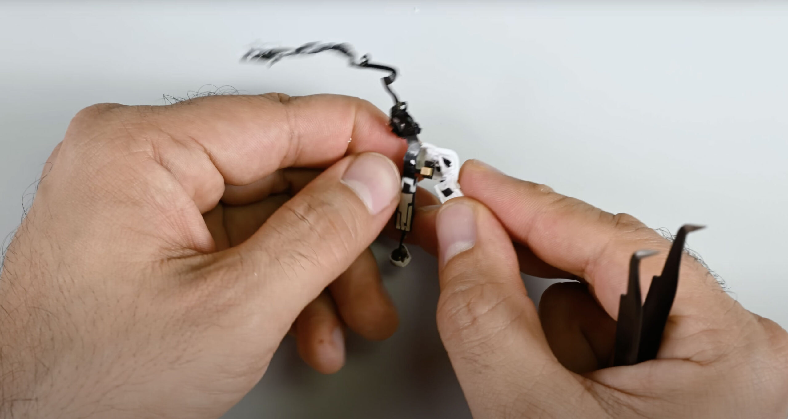 Gli AirPods Pro 3 impossibili da riparare per iFixit - macitynet.it Gli AirPods Pro 3 impossibili da riparare per iFixit - macitynet.it