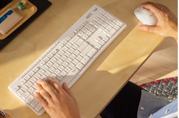 Il kit Logitech MK295 unisce tastiera full-size e mouse wireless con tecnologia SilentTouch per ridurre i rumori del 90%.