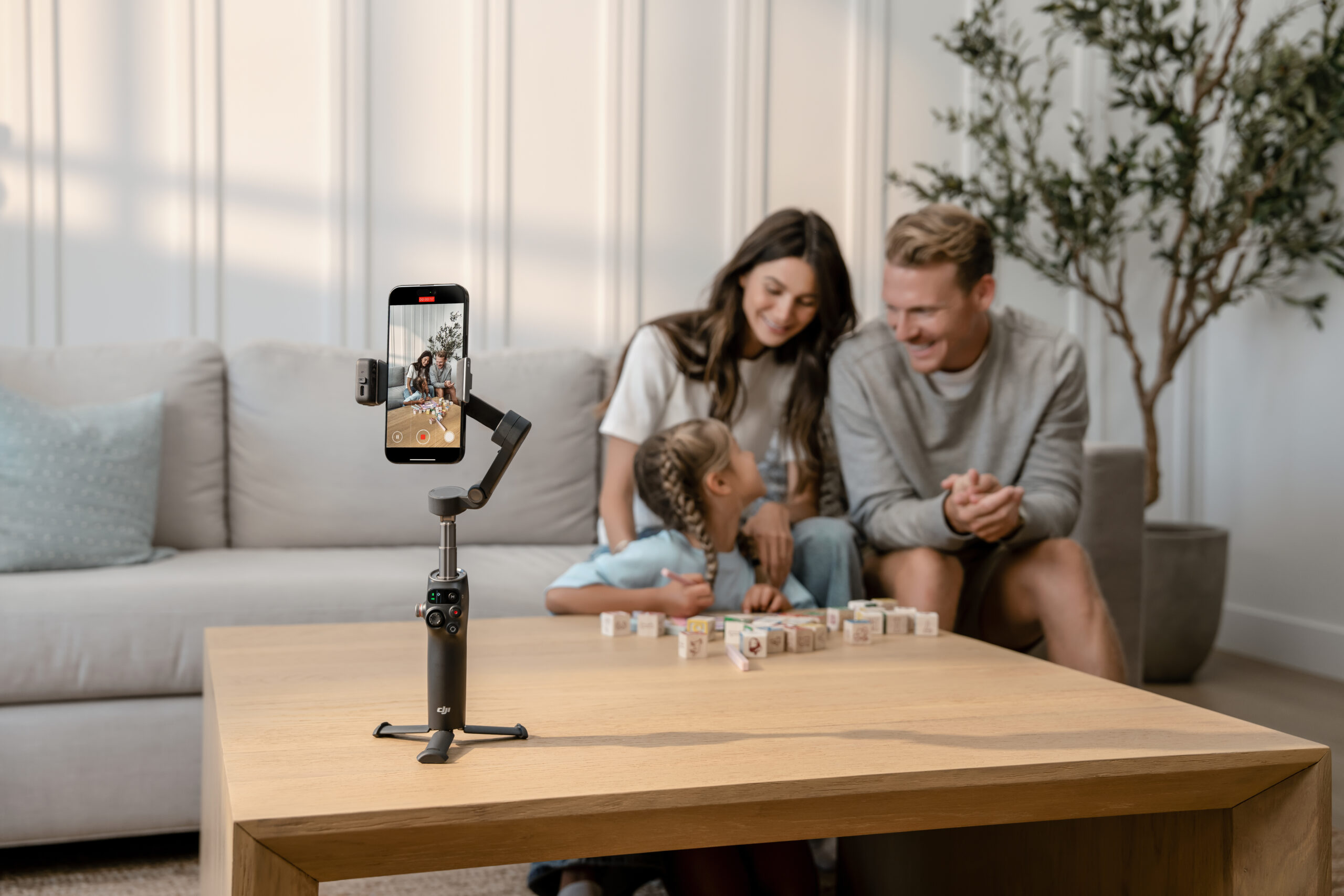 DJI Osmo Mobile 8 è il nuovo stabilizzatore per smartphone con tracciamento intelligente - macitynet.it DJI Osmo Mobile 8 è il nuovo stabilizzatore per smartphone con tracciamento intelligente - macitynet.it
