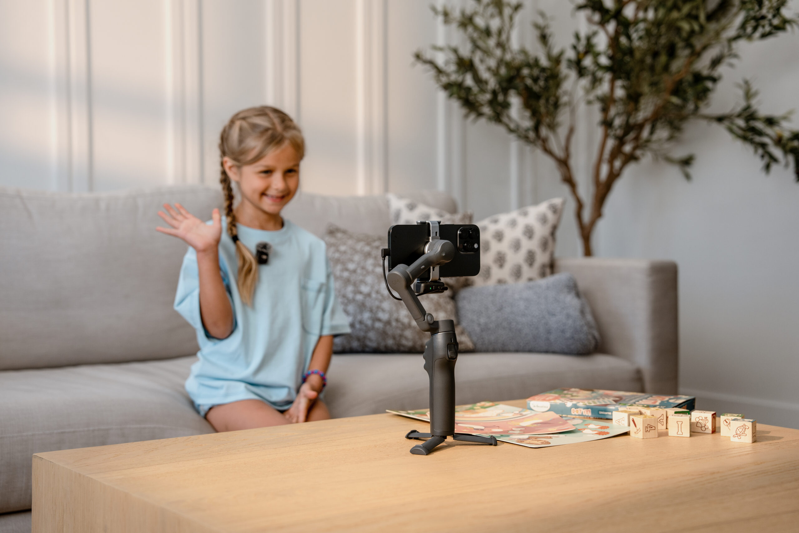 DJI Osmo Mobile 8 è il nuovo stabilizzatore per smartphone con tracciamento intelligente - macitynet.it DJI Osmo Mobile 8 è il nuovo stabilizzatore per smartphone con tracciamento intelligente - macitynet.it