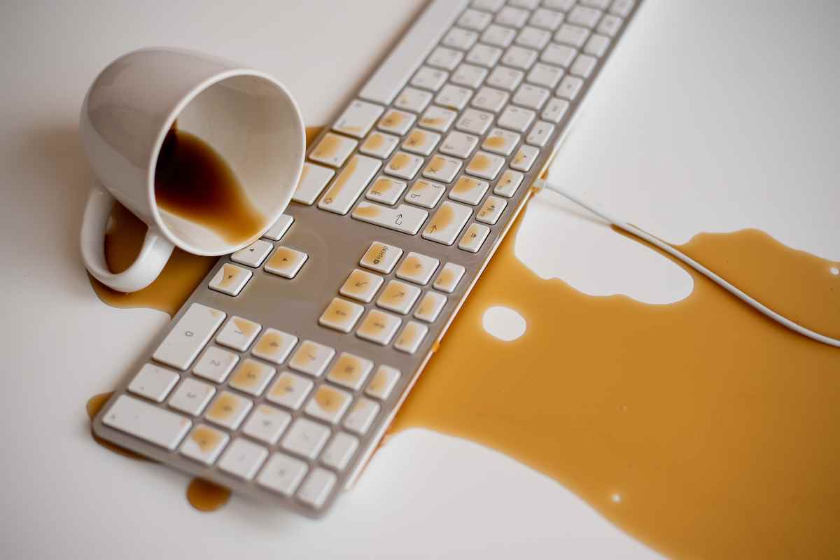 come pulire pc dopo caduta caffè acqua