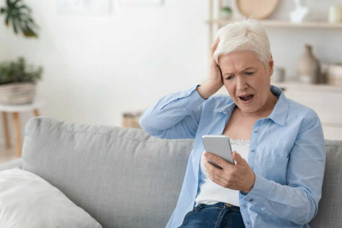 truffa degli SMS banca in cosa consiste donna truffata