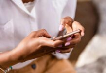 donna con smartphone