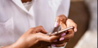 donna con smartphone