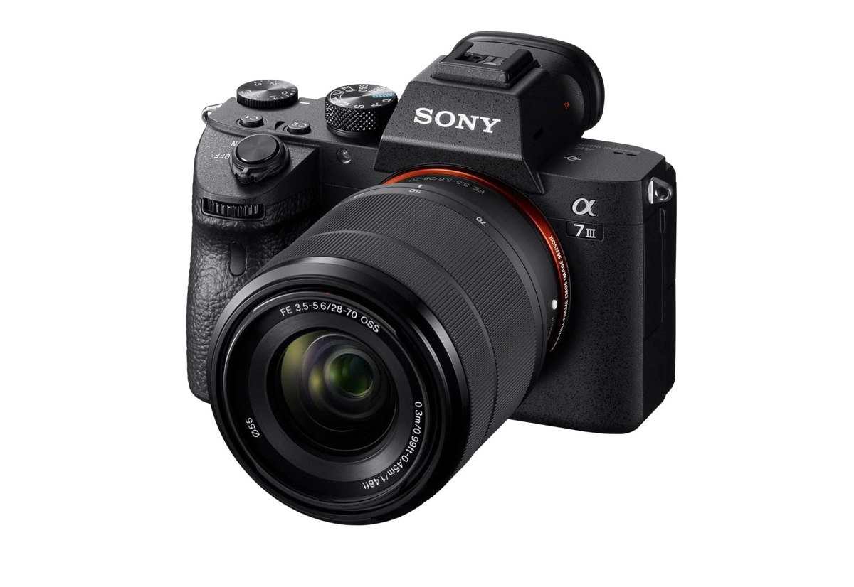 La full frame Sony Alpha 7 III con obiettivo 28-70 mm a solo 1.499 ...