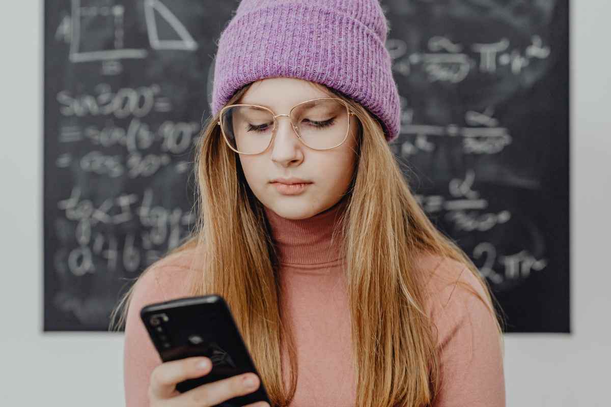 Allarme profili falsi, rischi di perdere soldi e dati personali se accetti queste amicizie: la nuova truffa social truffa richiesta amicizia social cosa fare