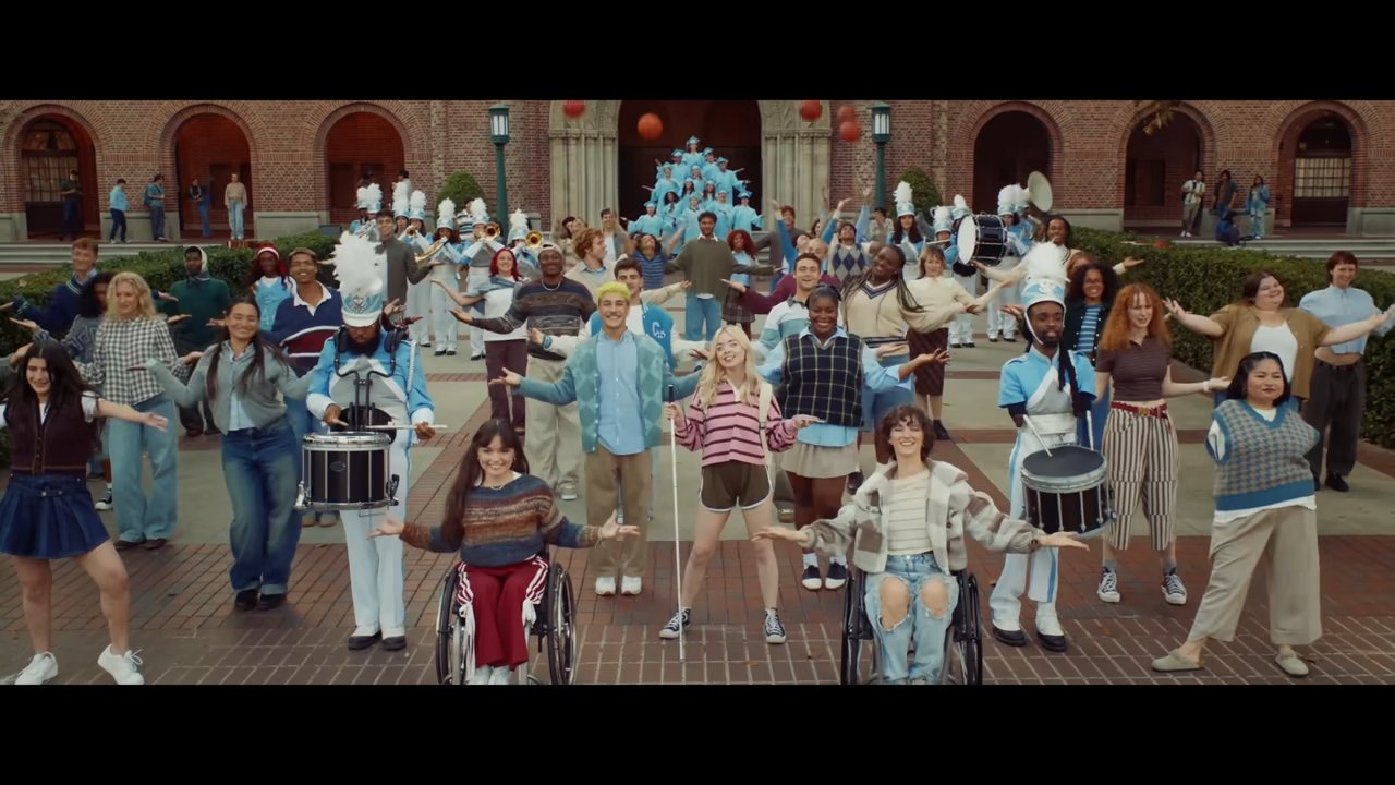 Un frame dello spot “I’m Not Remarkable” di Apple. Un frame dello spot “I’m Not Remarkable” di Apple.