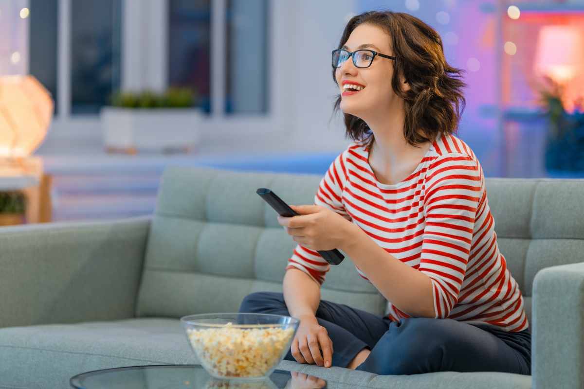Donna guarda TV servizi gratuiti TV