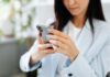 Smartphone a rischio, 4 App pericolose che devi eliminare subito: scopri se le hai scaricate Donna con smartphone