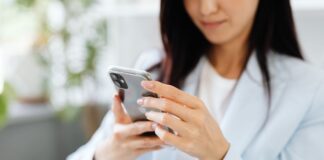 Donna con smartphone